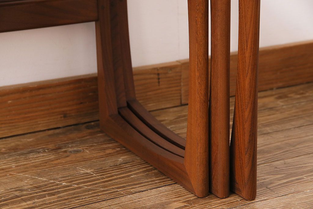 アンティーク雑貨　北欧ビンテージ　G-PLAN　チーク材　なめらかな風合いのネストテーブル(サイドテーブル、花台)