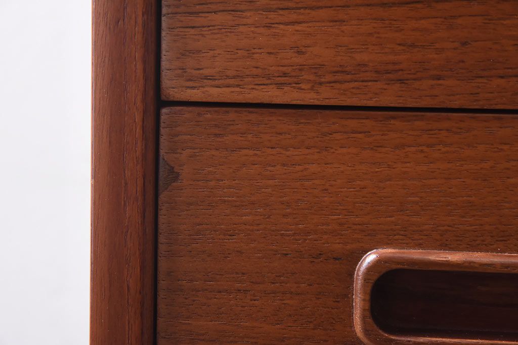 ヴィンテージ家具　北欧ビンテージ　デニッシュ　Mogens Kold　チーク材の褐色が魅力のチェスト(引き出し・サイドチェスト)