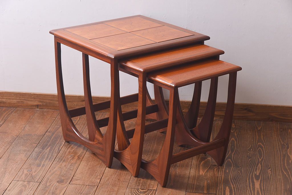 アンティーク雑貨　北欧ビンテージ　G-PLAN　お洒落なタイルネストテーブル(カフェテーブル、サイドテーブル)
