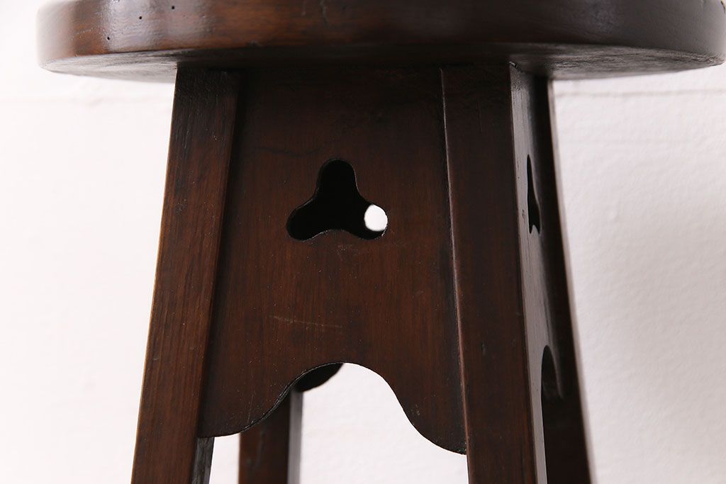 アンティーク雑貨　イギリスアンティーク　ウォールナット材　縦長でシンプルな花台(サイドテーブル)