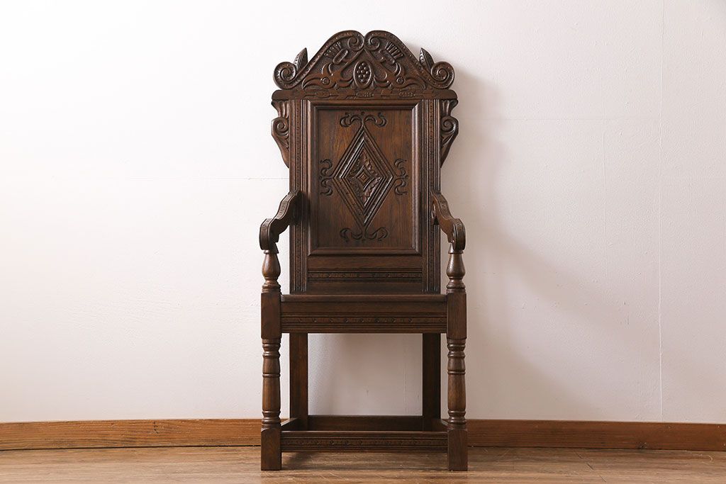 アンティーク雑貨　イギリスビンテージ　オーク材　凝った彫刻が目を引くアームチェア(椅子、ダイニングチェア)(1)