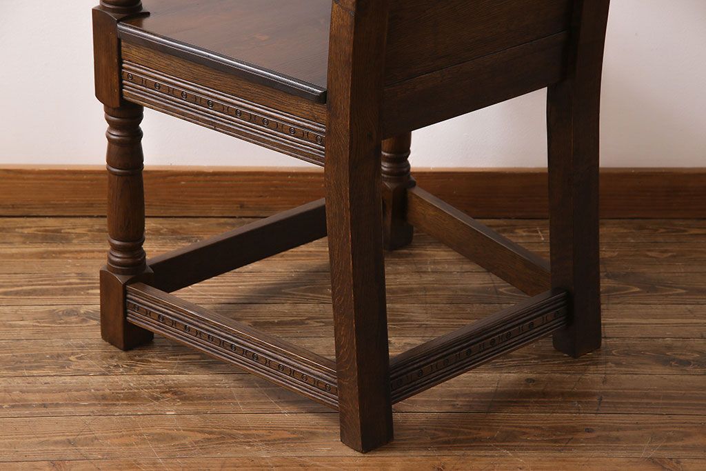 アンティーク雑貨　イギリスビンテージ　オーク材　凝った彫刻が目を引くアームチェア(椅子、ダイニングチェア)(1)