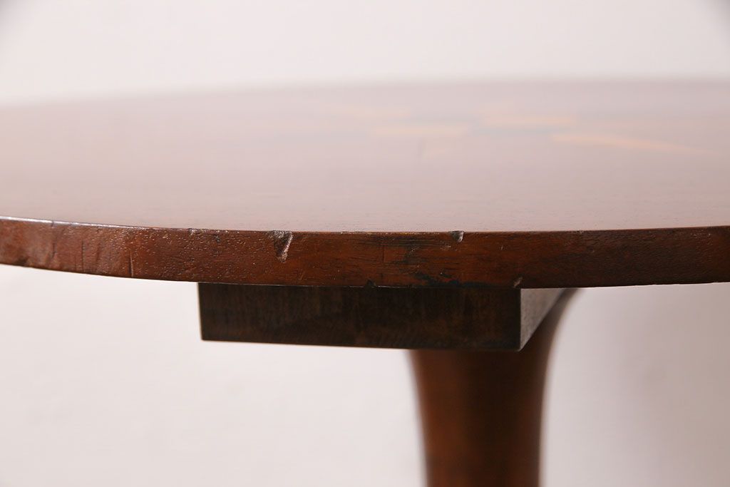 アンティーク雑貨　イギリスビンテージ　装飾が美しいキャスター付ラウンドテーブル(サイドテーブル、コーヒーテーブル、花台)