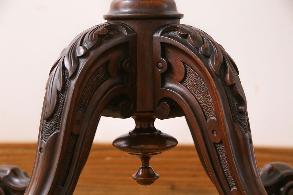 アンティーク雑貨　イギリスビンテージ　装飾が美しいキャスター付ラウンドテーブル(サイドテーブル、コーヒーテーブル、花台)
