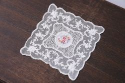 アンティーク雑貨　イギリスビンテージ　カラフルな花のプチポワン刺繍が愛らしいドイリー(レース、クロス)(1)