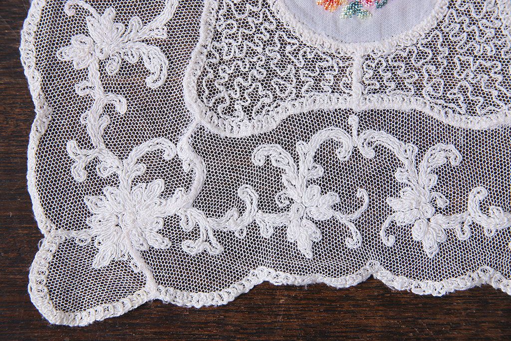 アンティーク雑貨　イギリスビンテージ　カラフルな花のプチポワン刺繍が愛らしいドイリー(レース、クロス)(1)