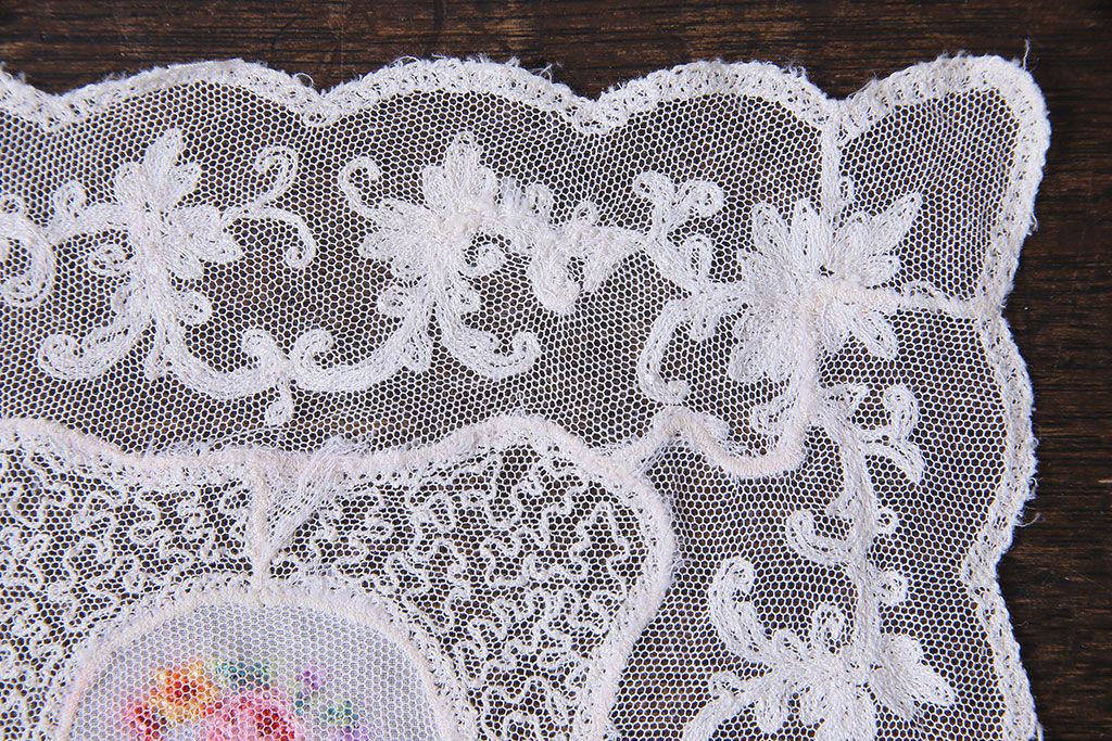 アンティーク雑貨　イギリスビンテージ　カラフルな花のプチポワン刺繍が愛らしいドイリー(レース、クロス)(1)