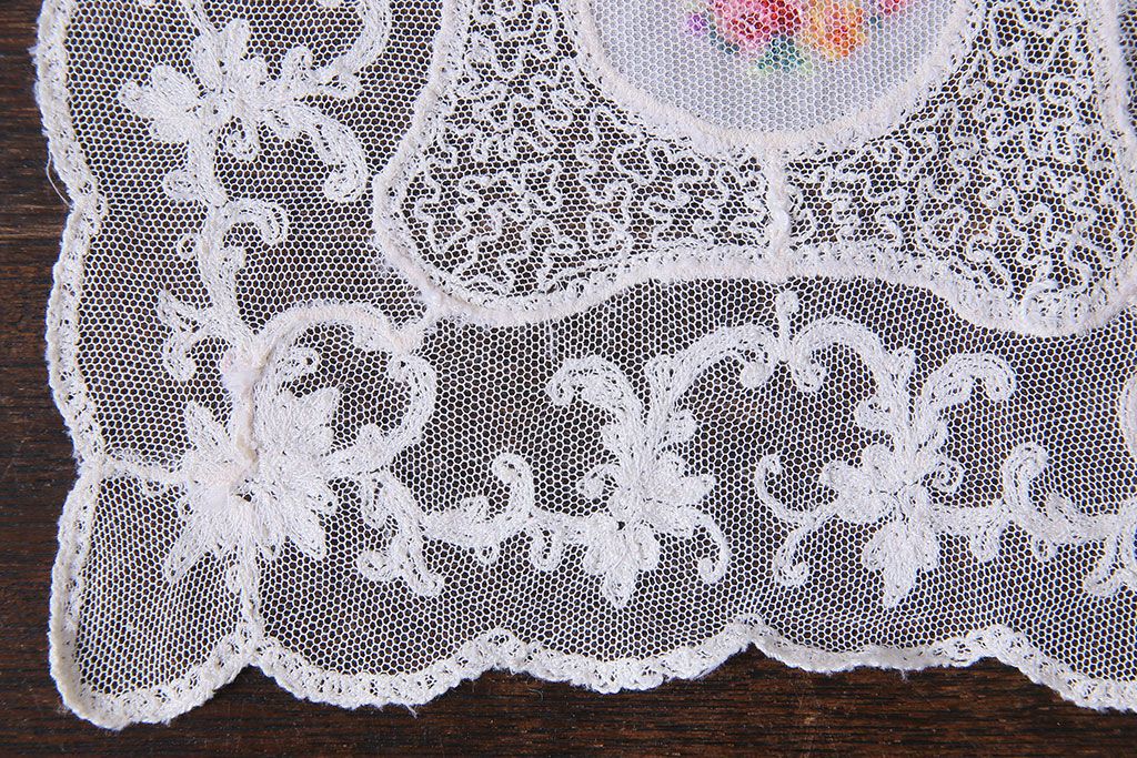 アンティーク雑貨　イギリスビンテージ　カラフルな花のプチポワン刺繍が愛らしいドイリー(レース、クロス)(1)
