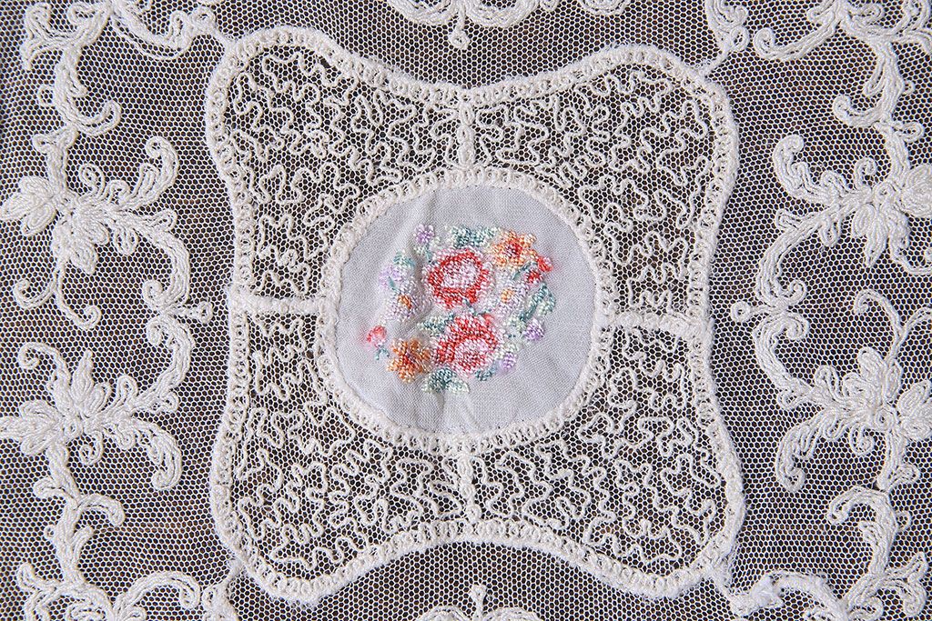 アンティーク雑貨　イギリスビンテージ　カラフルな花のプチポワン刺繍が愛らしいドイリー(レース、クロス)(2)