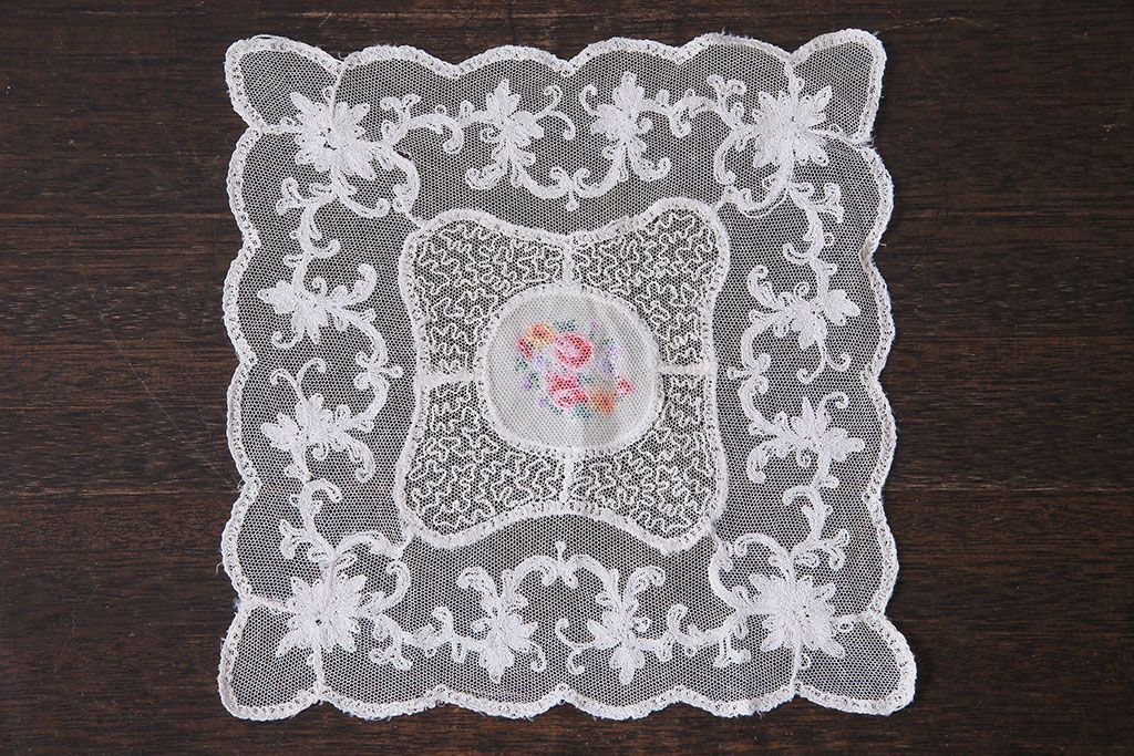 アンティーク雑貨　イギリスビンテージ　カラフルな花のプチポワン刺繍が愛らしいドイリー(レース、クロス)(2)