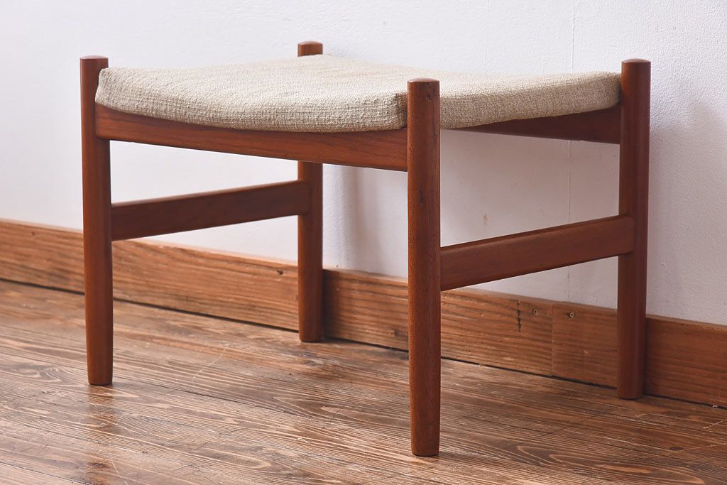 北欧家具　チーク材が温かみを感じさせるスツール(オットマン、椅子、クッションチェア)