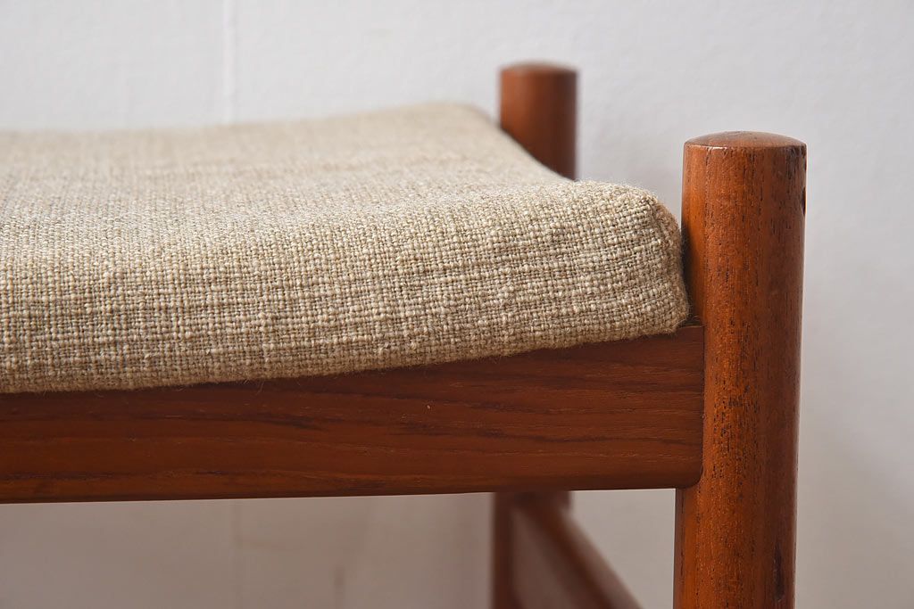 北欧家具　チーク材が温かみを感じさせるスツール(オットマン、椅子、クッションチェア)