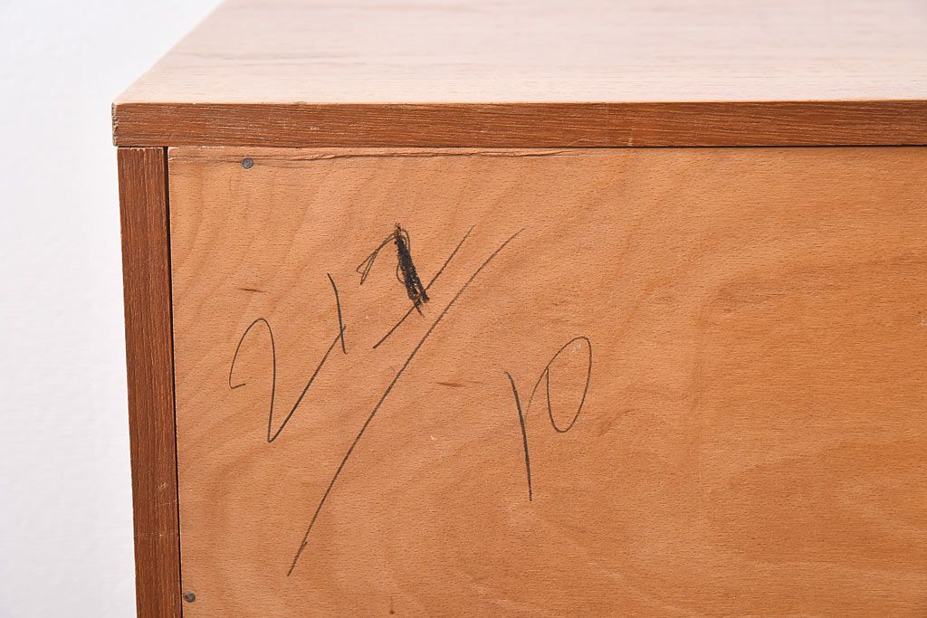 ヴィンテージ家具　北欧ビンテージ　チーク材　スリムな脚がおしゃれなサイドチェスト(引き出し、サイドボード)