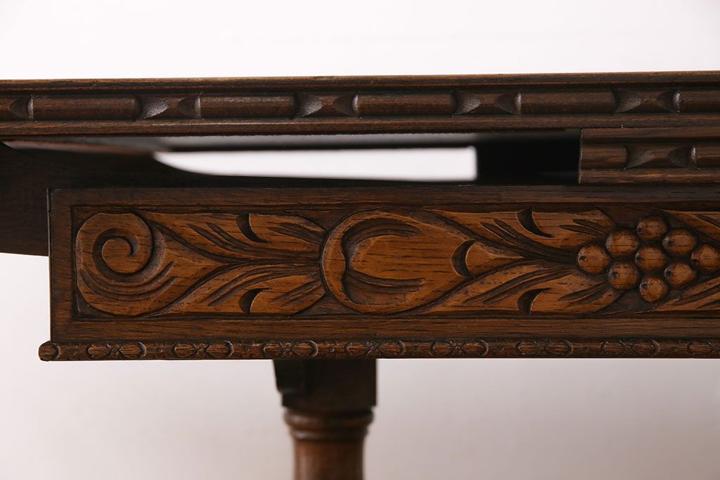 アンティーク家具　イギリスアンティーク　オーク材　見事な装飾のエクステンションテーブル(ダイニングテーブル)