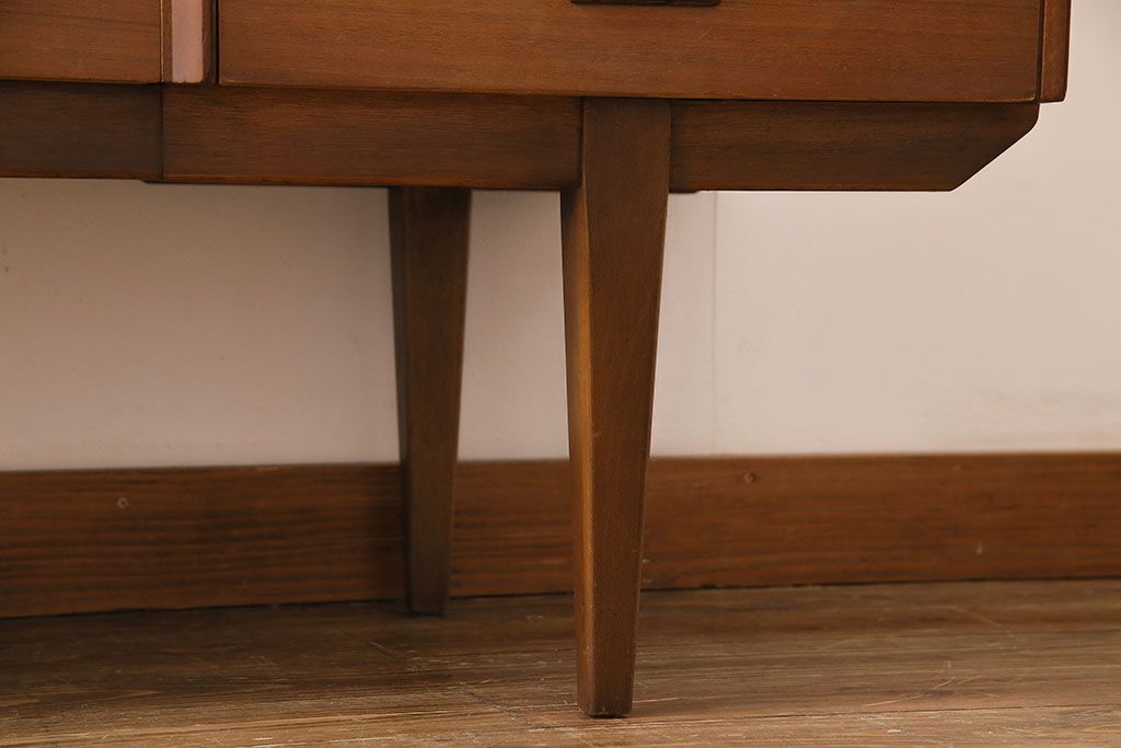 ヴィンテージ家具　北欧ビンテージ　チーク材　スタイリッシュなデザインのサイドボード(チェスト)