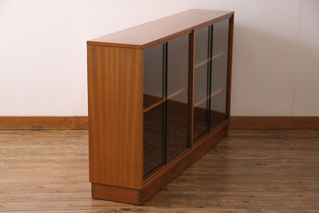 北欧家具　ガラス戸の付いたシンプルなキャビネット(飾り棚、食器棚、本箱)