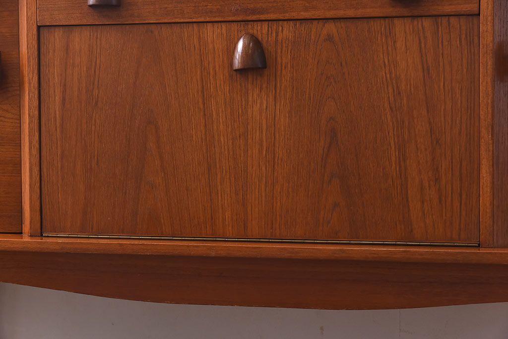 ヴィンテージ家具　北欧ビンテージ　チーク材　取っ手がおしゃれなサイドボード(サイドキャビネット、リビングボード)
