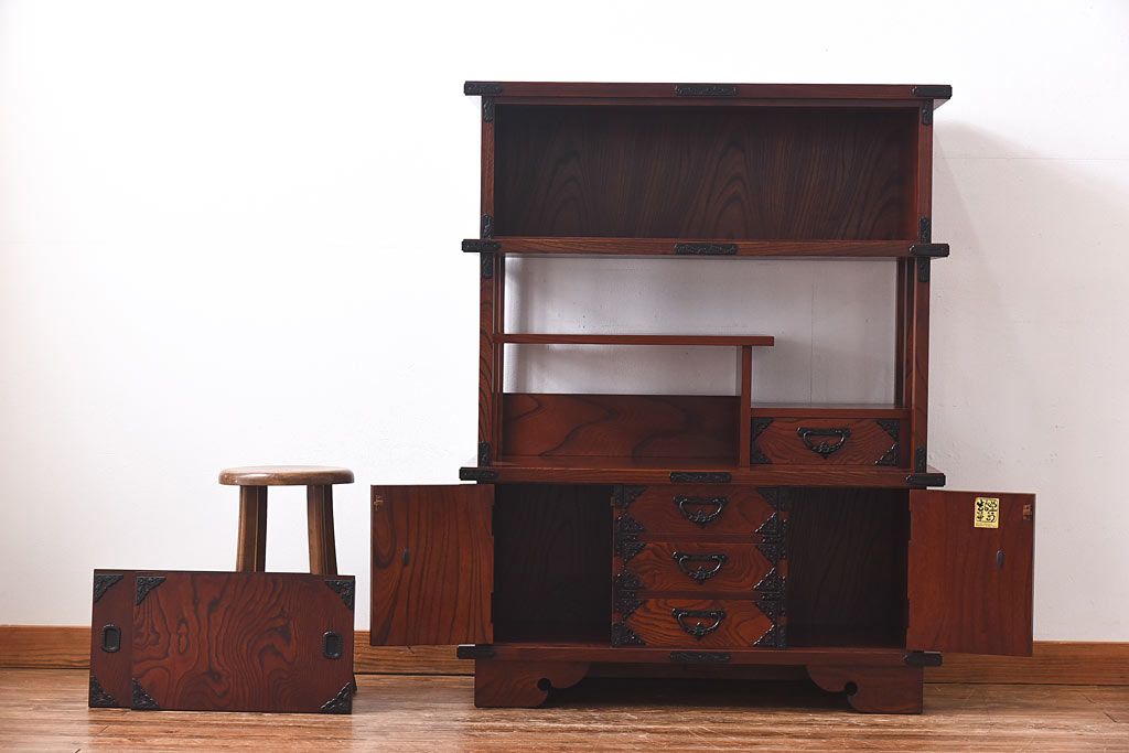中古 伝統民芸家具 岩谷堂箪笥　風格のある茶箪笥(飾り棚、戸棚)(1)