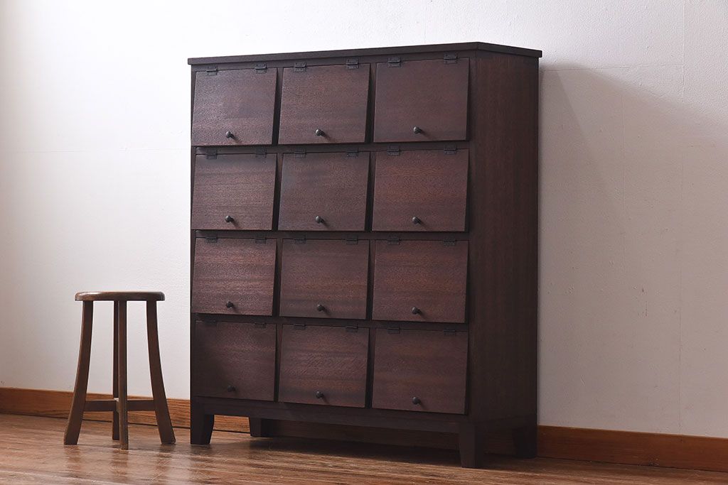 ラフジュ工房オリジナル　古材使用　4×3マス　丸い取っ手が愛らしいパタパタ扉付き収納棚(キャビネット、下駄箱、ロッカー)