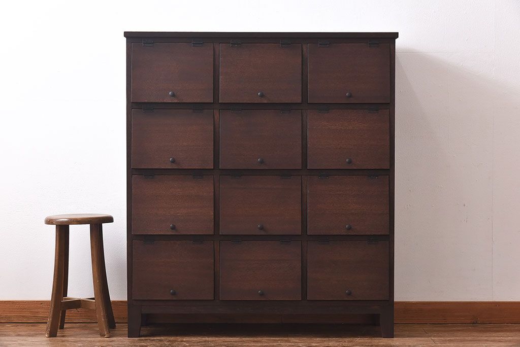 ラフジュ工房オリジナル　古材使用　4×3マス　丸い取っ手が愛らしいパタパタ扉付き収納棚(キャビネット、下駄箱、ロッカー)
