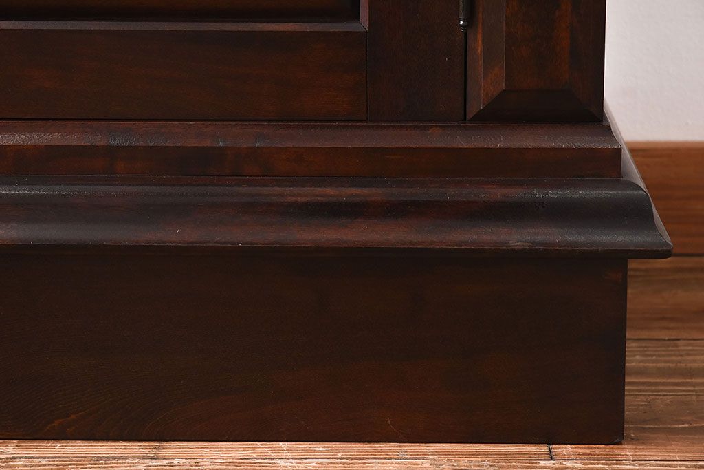 中古　国産家具　重厚な佇まいとなめらかな質感のブックシェルフ(本棚、食器棚、キャビネット)(定価約54万円)