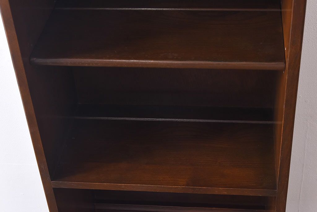 ヴィンテージ家具　ERCOL(アーコール)　イギリスビンテージ　Old Colonial(オールドコロニアル)　シックな雰囲気のあるオープンブックケース(キャビネット、本棚、飾り棚、食器棚)