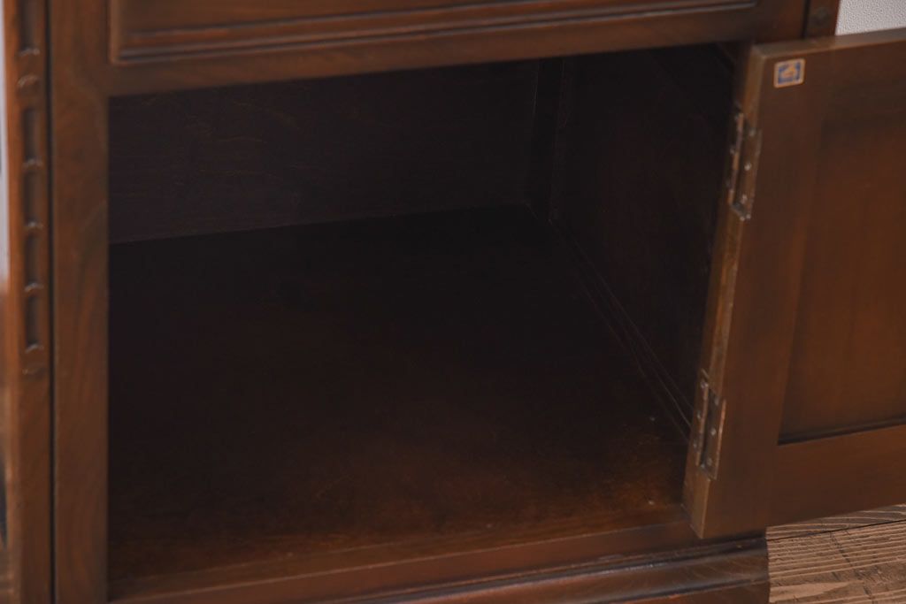 ヴィンテージ家具　ERCOL(アーコール)　イギリスビンテージ　Old Colonial(オールドコロニアル)　シックな雰囲気のあるオープンブックケース(キャビネット、本棚、飾り棚、食器棚)