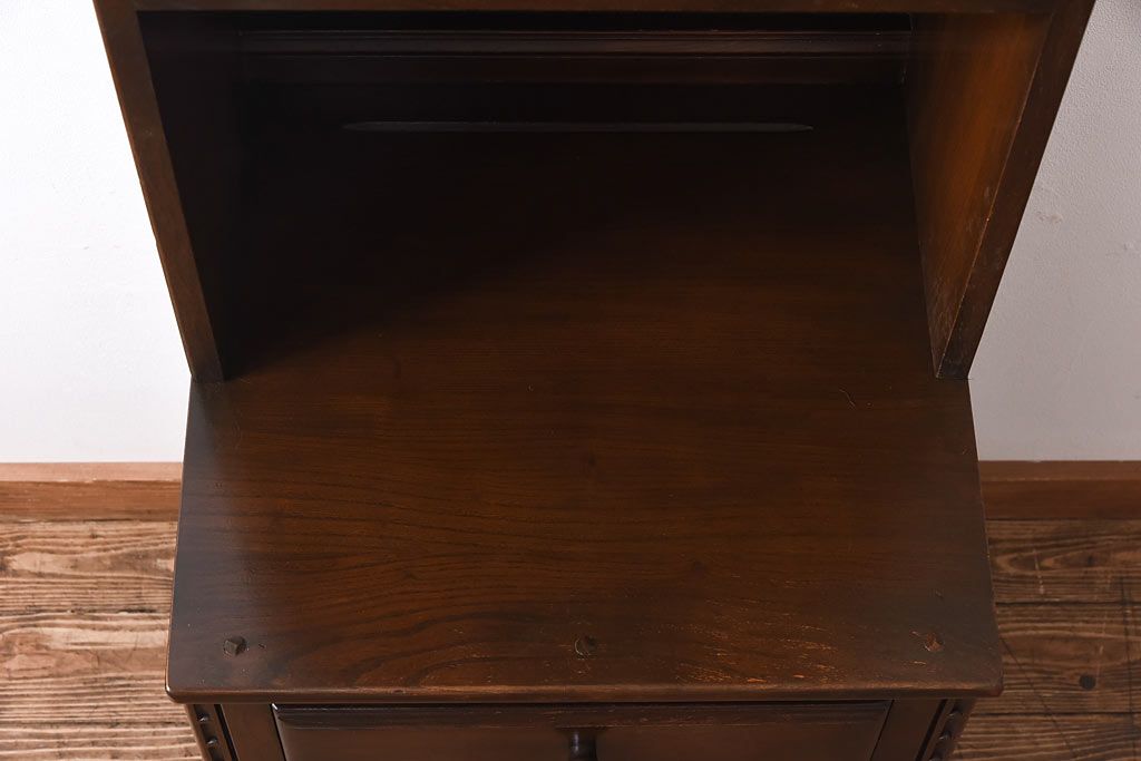 ヴィンテージ家具　ERCOL(アーコール)　イギリスビンテージ　Old Colonial(オールドコロニアル)　シックな雰囲気のあるオープンブックケース(キャビネット、本棚、飾り棚、食器棚)