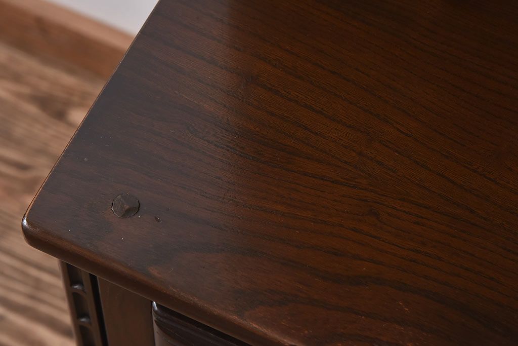 ヴィンテージ家具　ERCOL(アーコール)　イギリスビンテージ　Old Colonial(オールドコロニアル)　シックな雰囲気のあるオープンブックケース(キャビネット、本棚、飾り棚、食器棚)