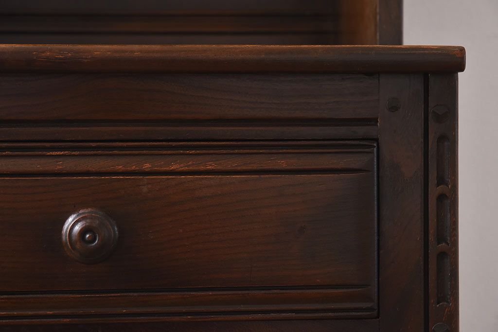 ヴィンテージ家具　ERCOL(アーコール)　イギリスビンテージ　Old Colonial(オールドコロニアル)　シックな雰囲気のあるオープンブックケース(キャビネット、本棚、飾り棚、食器棚)