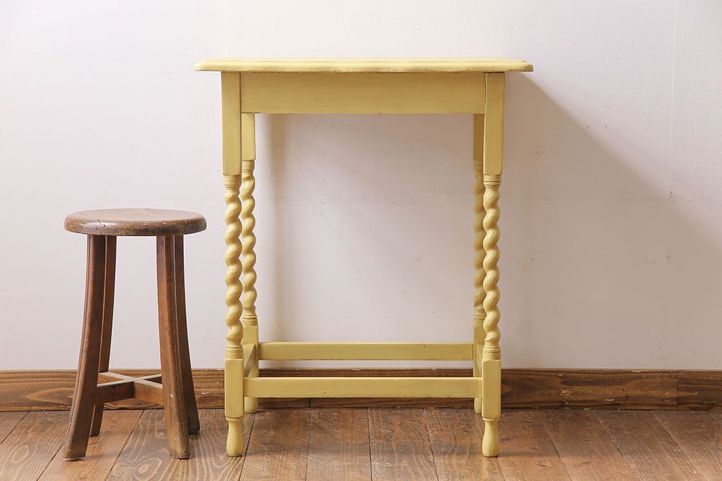 ペイント家具　ツイストレッグがおしゃれなイギリスビンテージのサイドテーブル(カフェテーブル、花台)(1)
