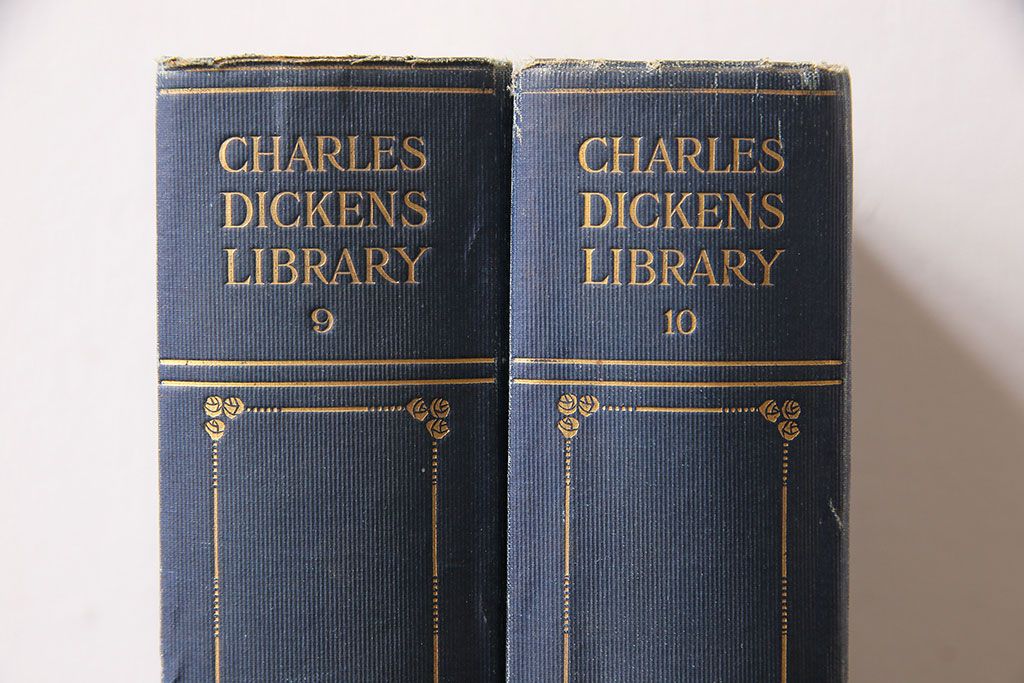 アンティーク雑貨　イギリスアンティーク　CHARLES DICKENS(チャールズ・ディケンズ)　本(洋書、英字本、小説)2冊セット