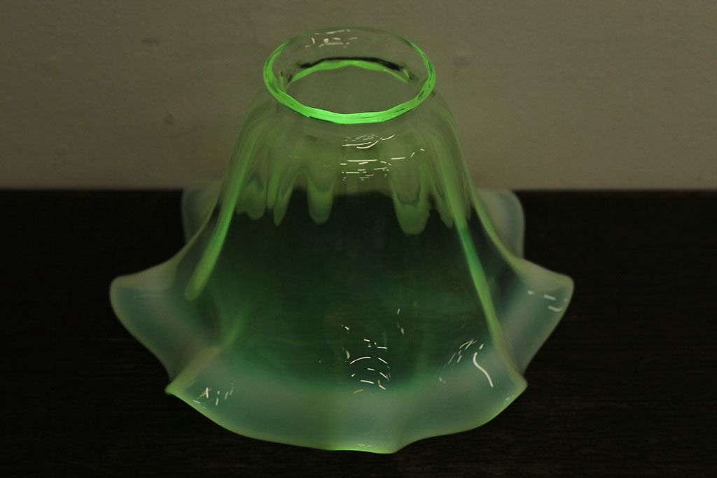 フリルのデザインが可愛らしいウランガラス製シェード(天井照明、電笠)