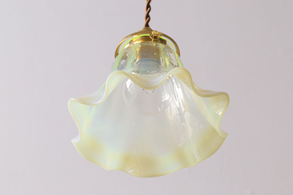 フリルのデザインが可愛らしいウランガラス製シェード(天井照明、電笠)