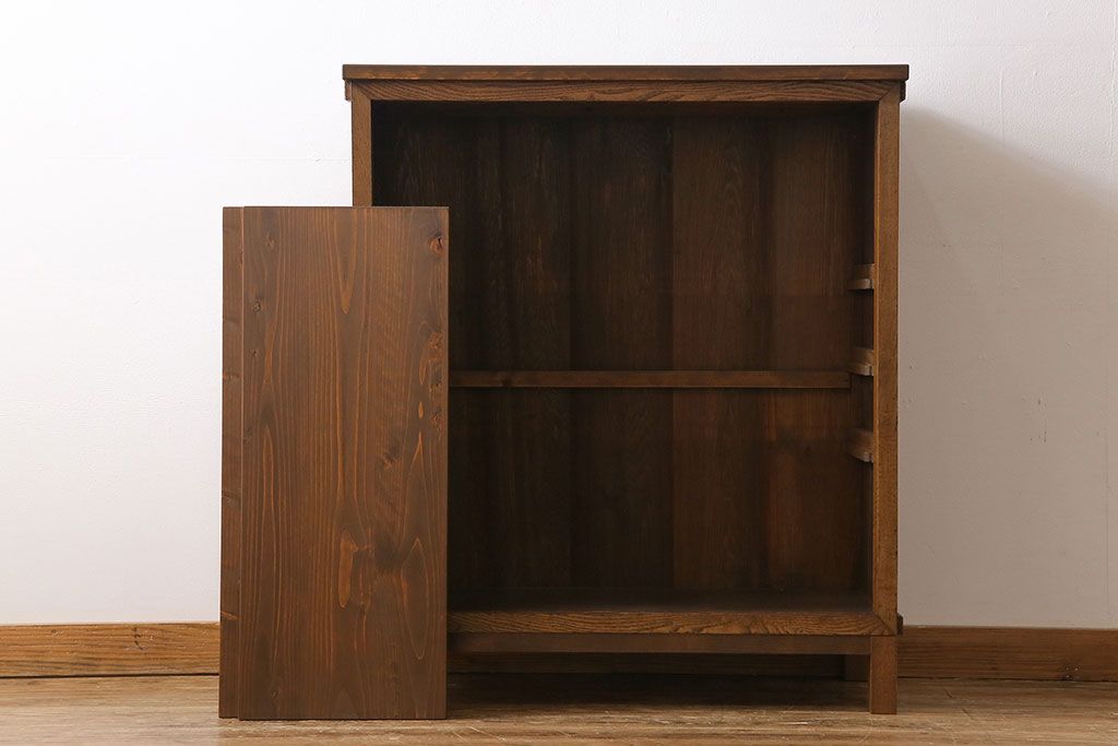 レトロ家具　昭和レトロ　前面タモ材　懐かしさ漂う脚付きキャビネット(ガラス戸棚、飾り棚)