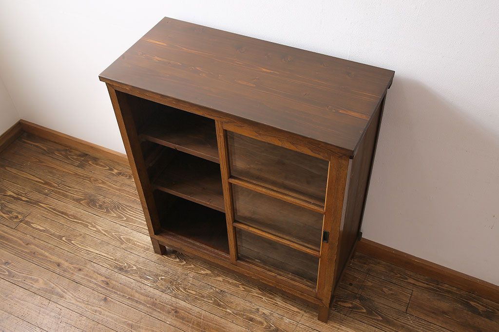 レトロ家具　昭和レトロ　前面タモ材　懐かしさ漂う脚付きキャビネット(ガラス戸棚、飾り棚)