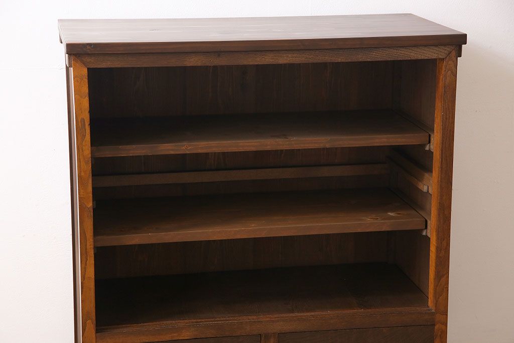 レトロ家具　昭和レトロ　前面タモ材　味わいのある風合いの鉄脚付キャビネット(ガラス戸棚、飾り棚、食器棚)