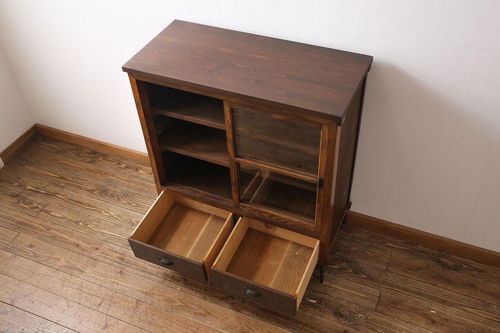 レトロ家具　昭和レトロ　前面タモ材　味わいのある風合いの鉄脚付キャビネット(ガラス戸棚、飾り棚、食器棚)