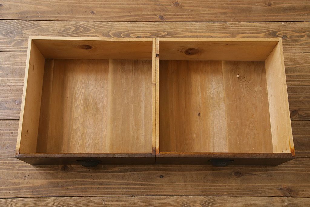 レトロ家具　昭和レトロ　前面タモ材　味わいのある風合いの鉄脚付キャビネット(ガラス戸棚、飾り棚、食器棚)