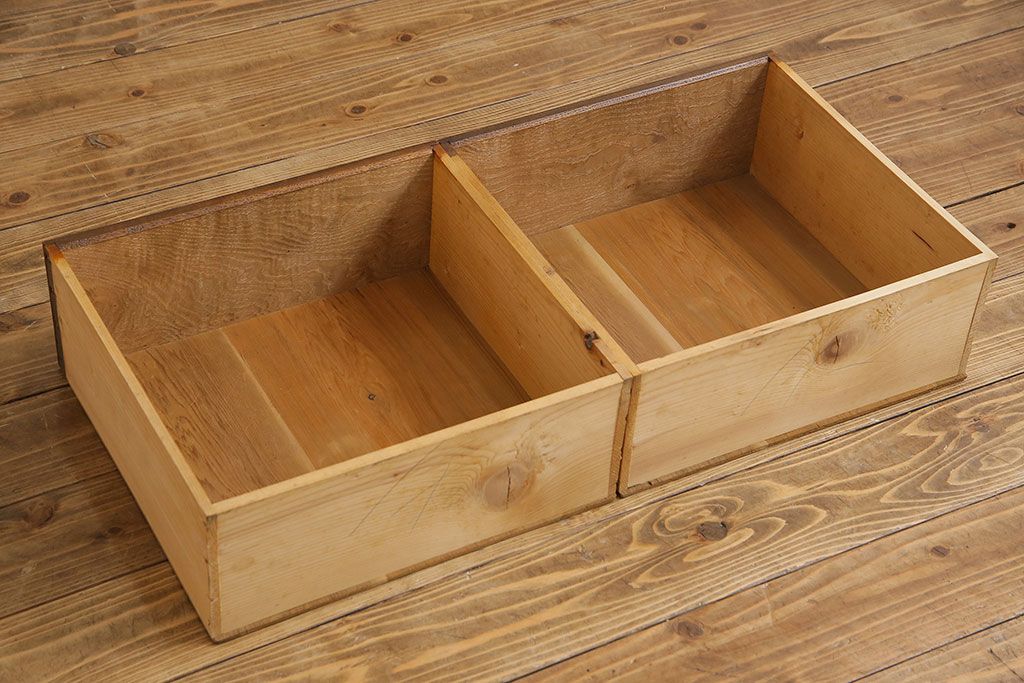 レトロ家具　昭和レトロ　前面タモ材　味わいのある風合いの鉄脚付キャビネット(ガラス戸棚、飾り棚、食器棚)