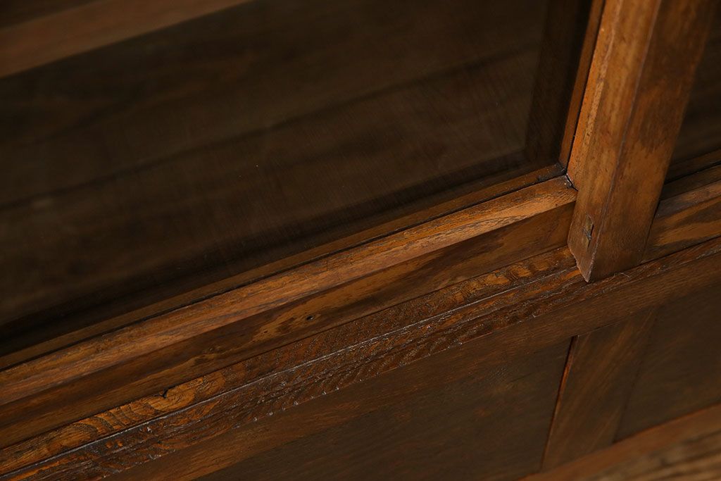 レトロ家具　昭和レトロ　前面タモ材　味わいのある風合いの鉄脚付キャビネット(ガラス戸棚、飾り棚、食器棚)