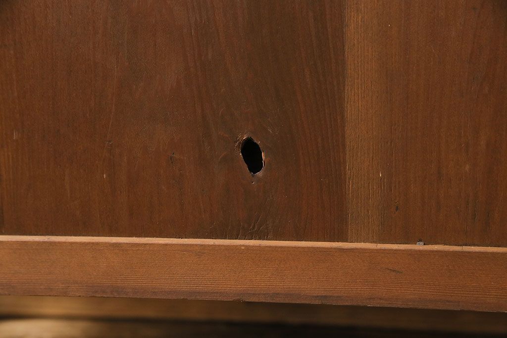 レトロ家具　昭和レトロ　前面タモ材　味わいのある風合いの鉄脚付キャビネット(ガラス戸棚、飾り棚、食器棚)