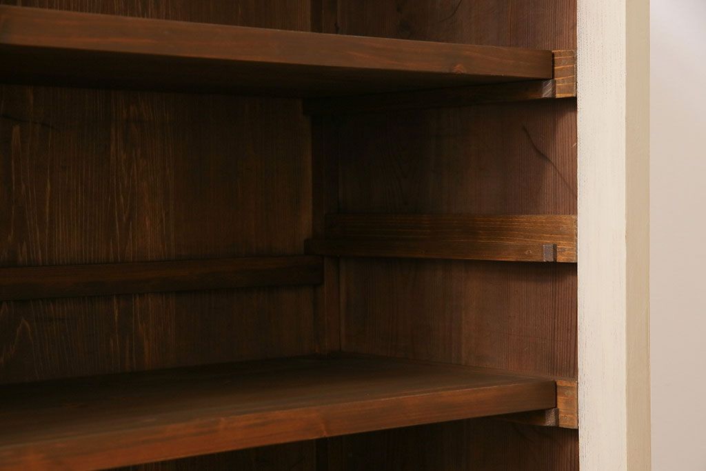 ペイント家具　ゆらゆらガラスが懐かしさ漂う鉄脚付キャビネット(ガラス戸棚、飾り棚)