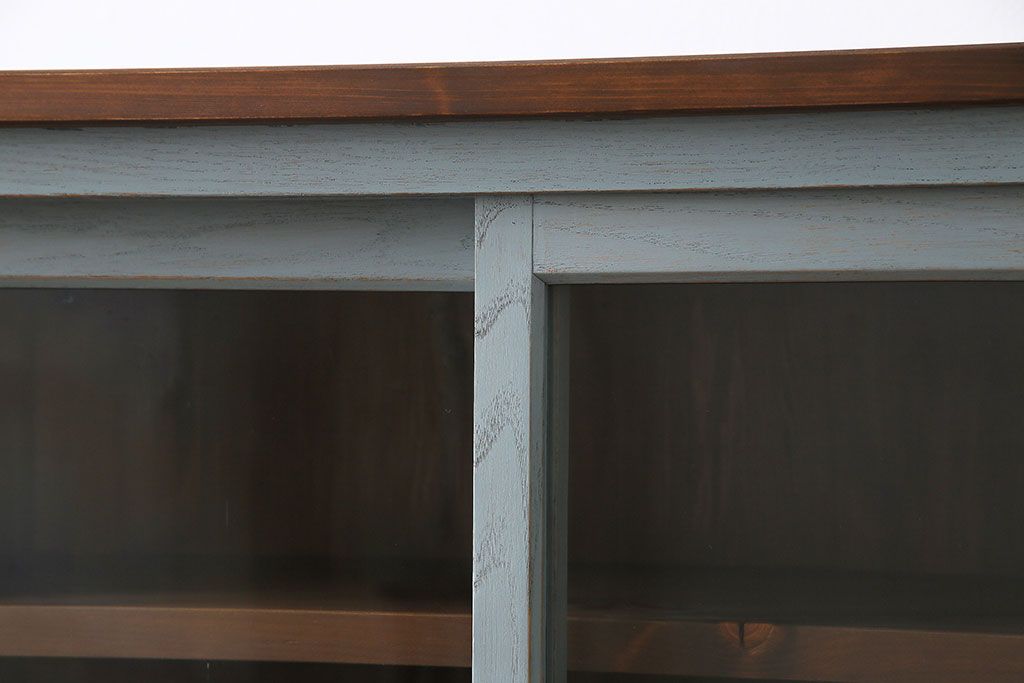 ペイント家具　ナチュラルな空間づくりにおすすめな脚付きキャビネット(飾り棚、食器棚)