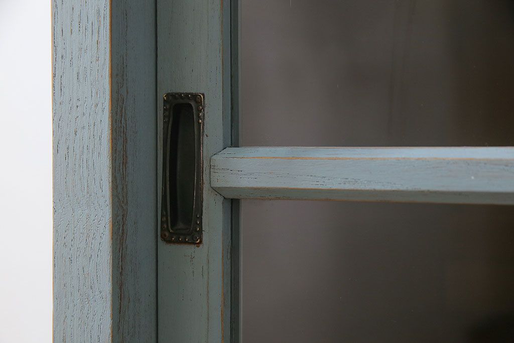 ペイント家具　ナチュラルな空間づくりにおすすめな脚付きキャビネット(飾り棚、食器棚)