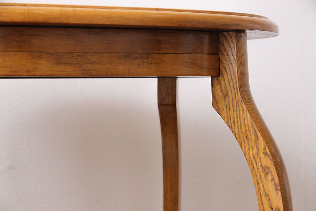 ヴィンテージ家具　イギリスビンテージ　カーブの付いたスリムな脚がおしゃれなサイドテーブル(花台、飾り台)