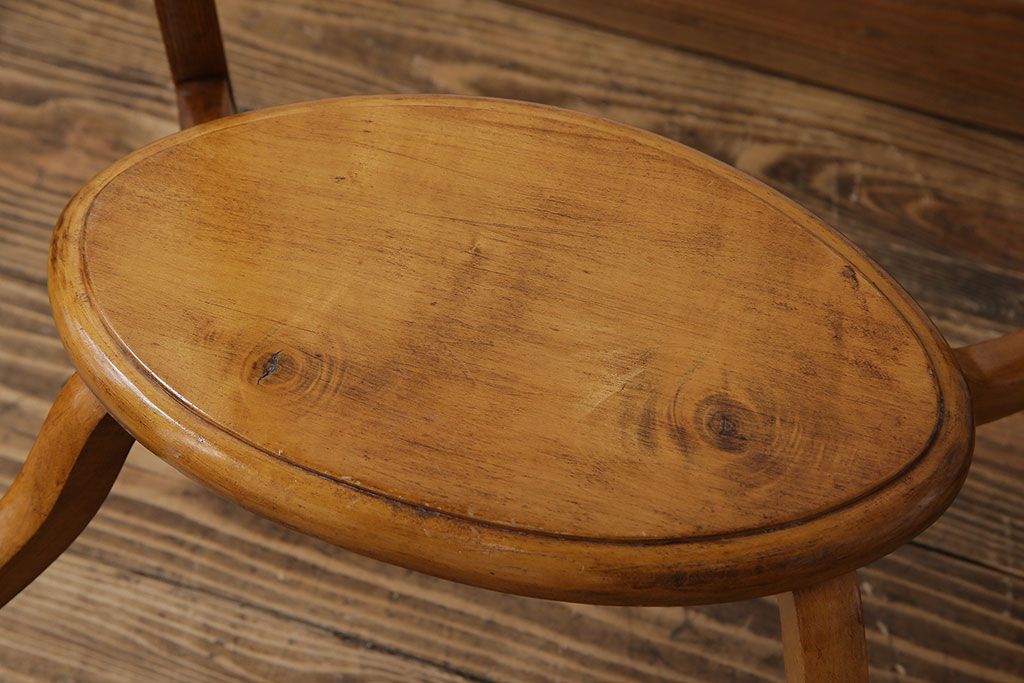 ヴィンテージ家具　イギリスビンテージ　カーブの付いたスリムな脚がおしゃれなサイドテーブル(花台、飾り台)