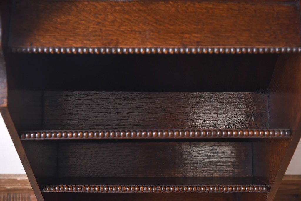 ビンテージ家具　イギリスヴィンテージ　オーク材 上品な装飾が施されたスリムタイプのマガジンラック