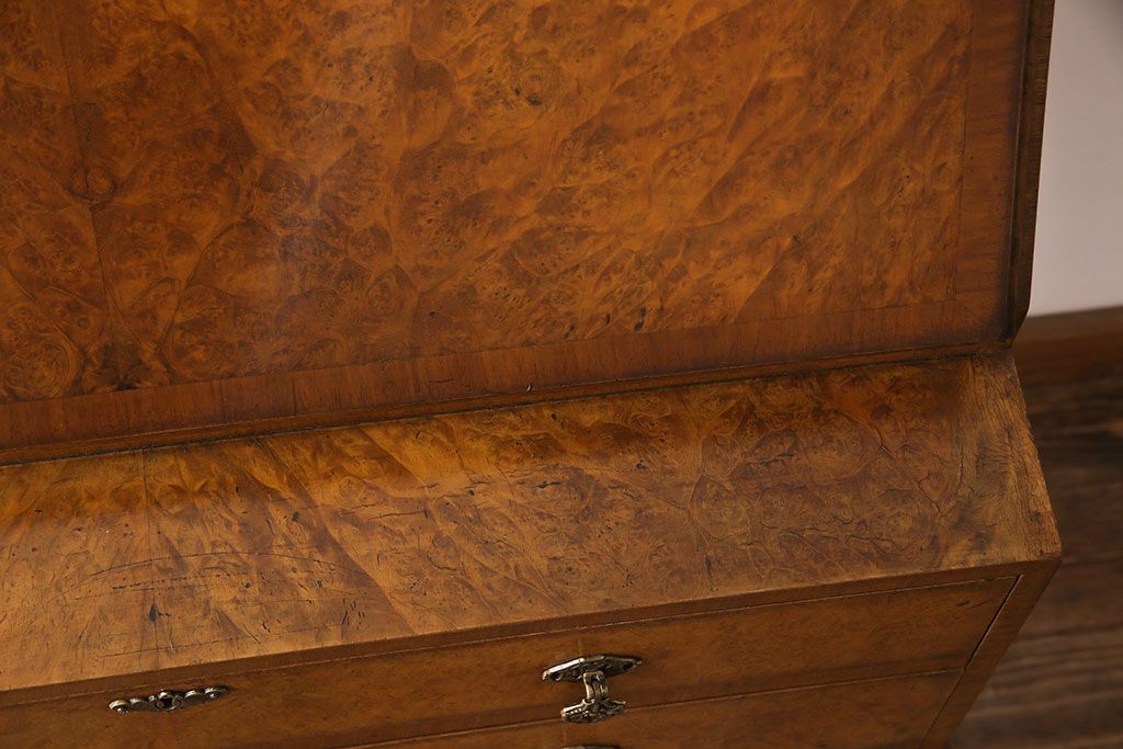 アンティーク家具　イギリスアンティーク　ウォールナット　バーズアイの杢目が高級感漂う猫脚ライティングビューロー(簿記机)