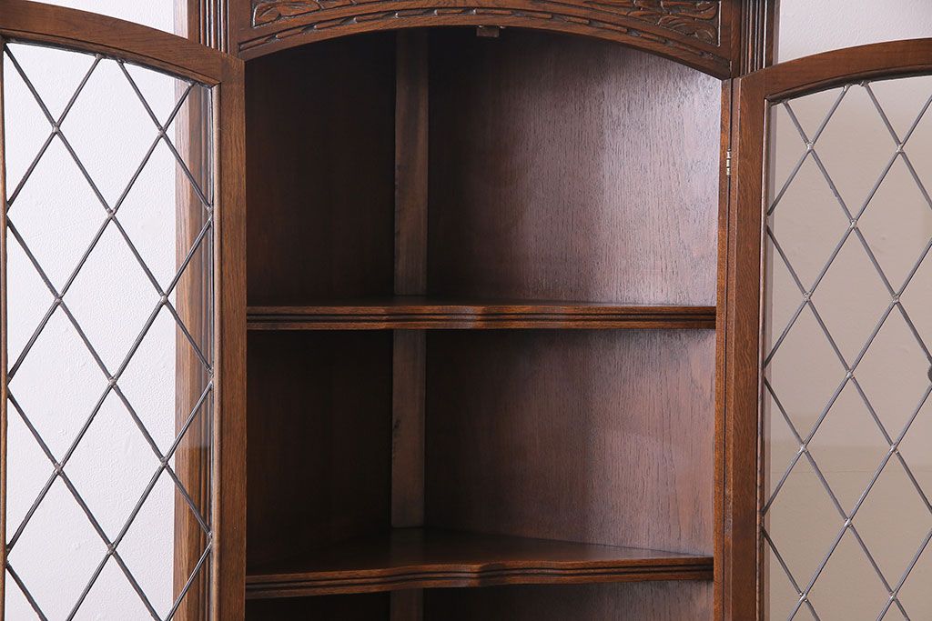 中古　イギリス　old charm(オールドチャーム) ステンドグラスがおしゃれなコーナーキャビネット(飾り棚)